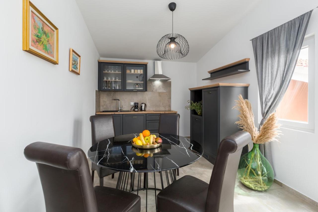 Apartments Zomzi Πόρετς Εξωτερικό φωτογραφία