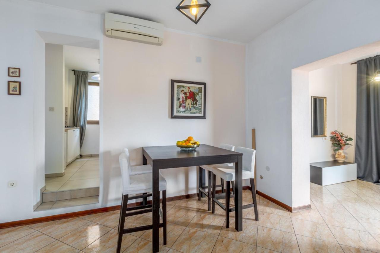 Apartments Zomzi Πόρετς Εξωτερικό φωτογραφία