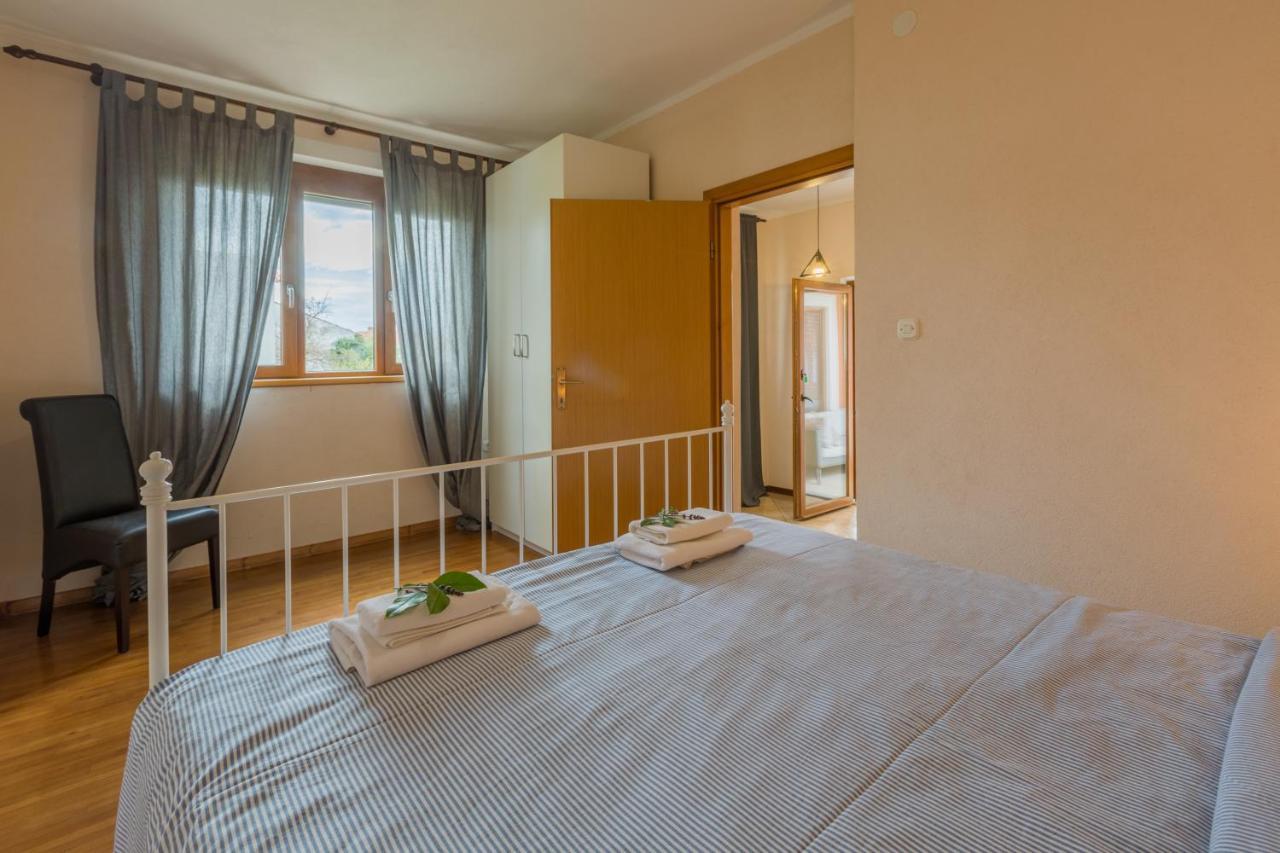 Apartments Zomzi Πόρετς Εξωτερικό φωτογραφία