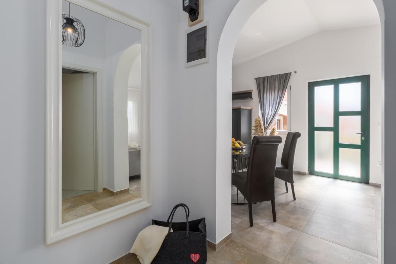 Apartments Zomzi Πόρετς Εξωτερικό φωτογραφία