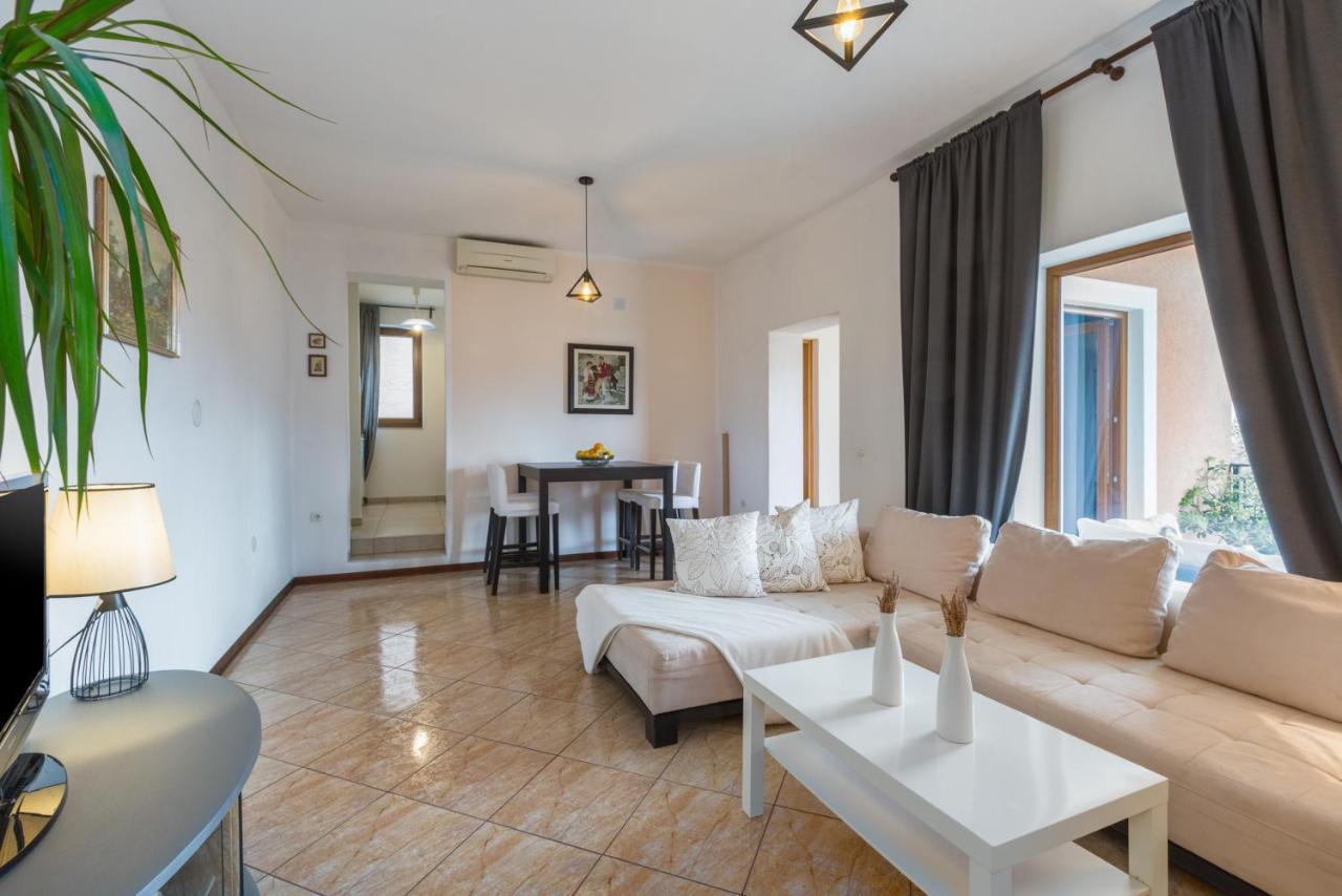 Apartments Zomzi Πόρετς Εξωτερικό φωτογραφία