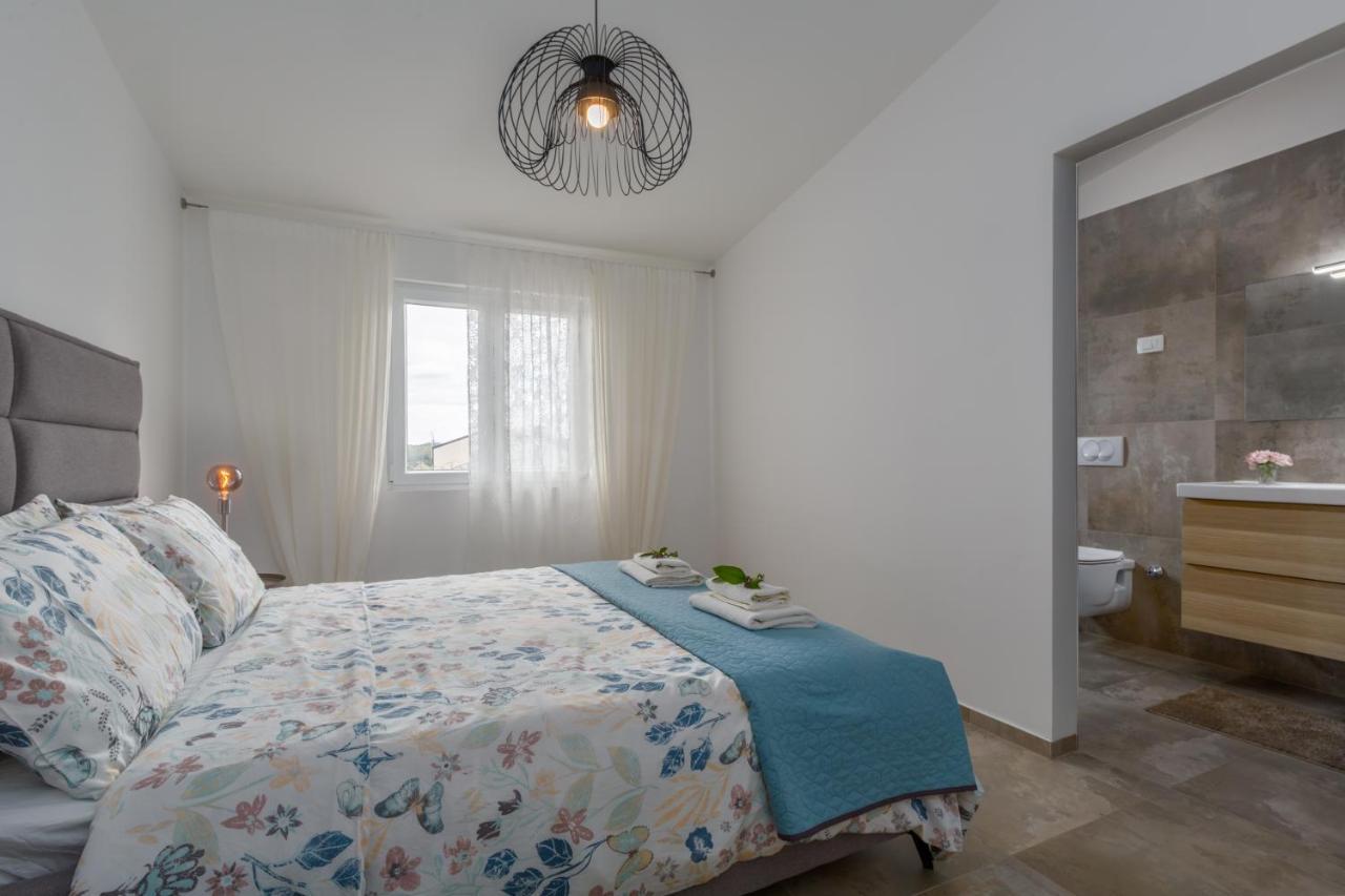 Apartments Zomzi Πόρετς Εξωτερικό φωτογραφία